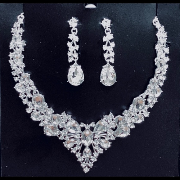 Gorgeous Crystal V-Shape Necklace & Earrings!!! - Picture 1 of 3